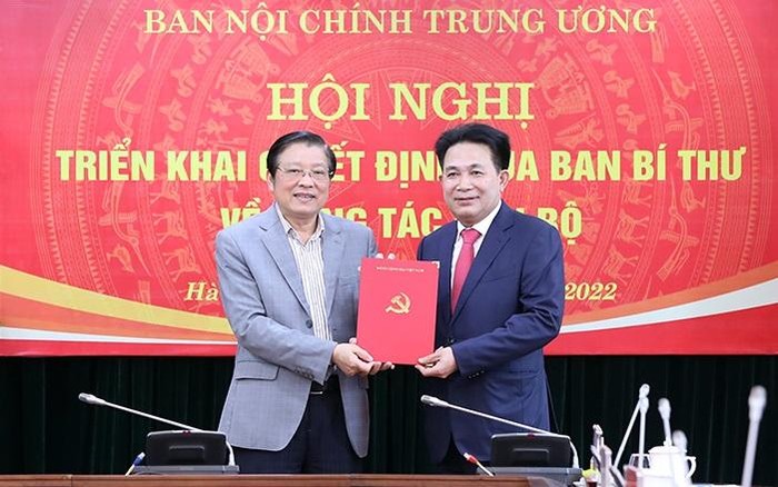 Đồng chí Phan Đình Trạc, Ủy viên Bộ Chính trị, Bí thư Trung ương Đảng, Trưởng Ban Nội chính Trung ương trao Quyết định và chúc mừng đồng chí Nguyễn Văn Yên.