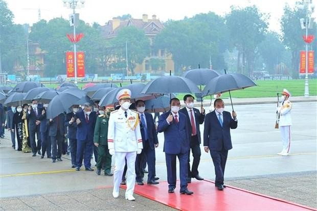 Đoàn các lãnh đạo, nguyên lãnh đạo Đảng, Nhà nước đặt vòng hoa vào lăng viếng Chủ tịch Hồ Chí Minh. (Ảnh: Minh Đức/TTXVN)