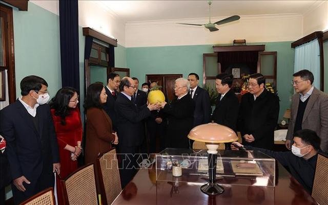 Cán bộ, nhân viên Khu di tích Chủ tịch Hồ Chí Minh trao tặng Tổng Bí thư Nguyễn Phú Trọng quả bòng từ vườn Bác