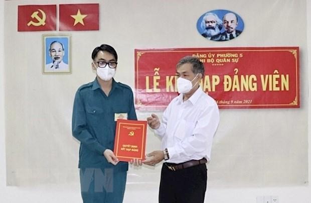 Lễ kết nạp đảng viên cho chiến sỹ dân quân Nguyễn Ngọc Sơn (Ban Chỉ huy Quân sự phường 5, quận 3). (Ảnh: TTXVN phát)