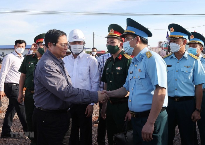 Thủ tướng Phạm Minh Chính thăm, chúc Tết kỹ sư, công nhân đang thi công Dự án Cảng hàng không quốc tế Long Thành. (Ảnh: Dương Giang/TTXVN)