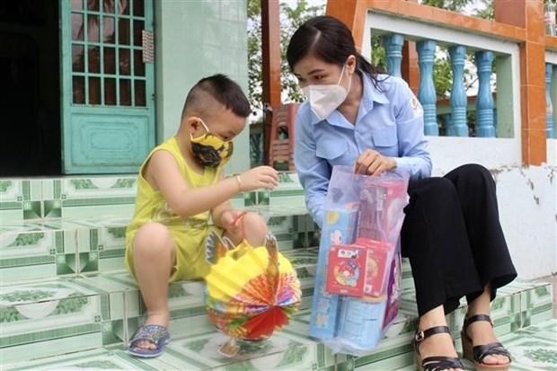 Trao quà cho thiếu nhi khó khăn. (Ảnh minh họa: Hồng Giang/TTXVN)