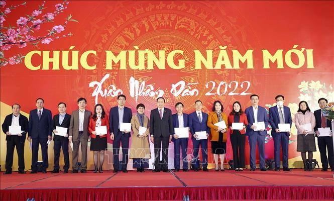 Phó Chủ tịch Thường trực Quốc hội Trần Thanh Mẫn tặng quà đại diện các đơn vị của Quốc hội.