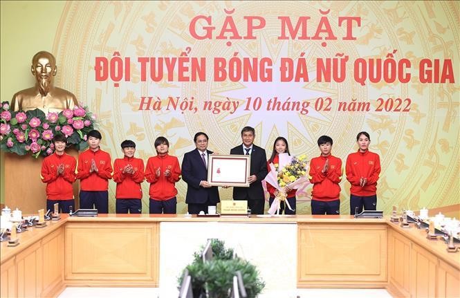 Thủ tướng Phạm Minh Chính trao Huân chương Lao động hạng Nhất cho tặng Đội tuyển bóng đá nữ Việt Nam. Ảnh: Dương Giang/TTXVN