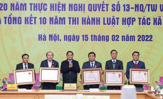 Thủ tướng trao Huân chương Lao động hạng 3 cho tập thể và các cá nhân có thành tích xuất sắc trong thực hiện Nghị quyết 13 - Ảnh: VGP/Nhật Bắc