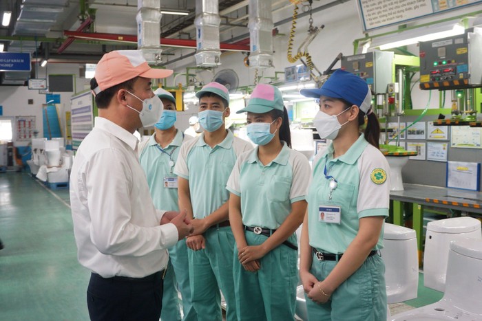 Tổng Giám đốc Bảo hiểm xã hội Việt Nam Nguyễn Thế Mạnh kiểm tra việc hỗ trợ người lao động tại Công ty TNHH TOTO Việt Nam.