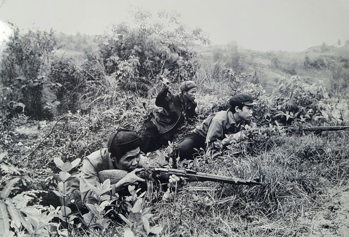 Một tổ chiến đấu của dân quân huyện Hòa An, Cao Bằng năm 1979. (Ảnh tư liệu của Nghệ sĩ nhiếp ảnh, Nhà báo Trần Mạnh Thường)