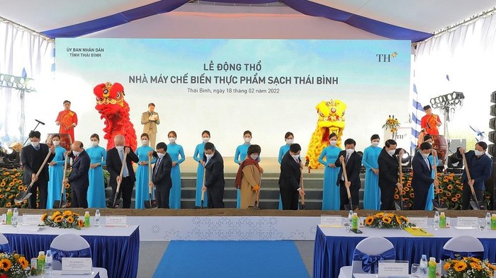 Đại diện Ủy ban nhân dân tỉnh Thái Bình và Tập đoàn TH thực hiện nghi thức động thổ Dự án Nhà máy Chế biến thực phẩm sạch Thái Bình, quy mô đầu tư 620 tỷ đồng. Ảnh: Mạc Hóa.