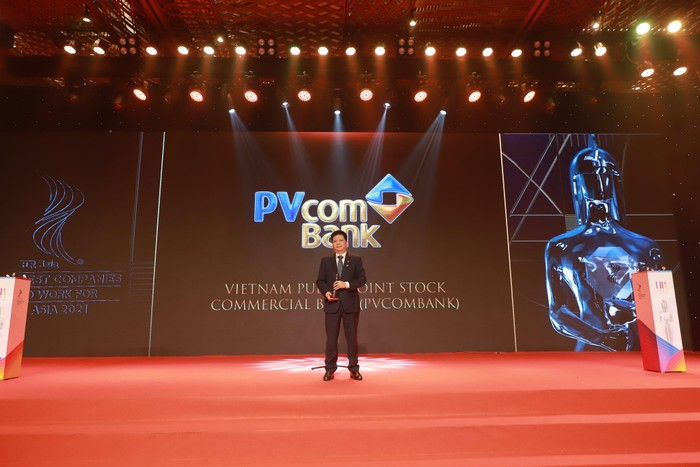 Ông Dương Xuân Quang - Phó Tổng Giám đốc PVcomBank vinh dự đại diện nhận giải thưởng từ Tạp chí HR Asia.