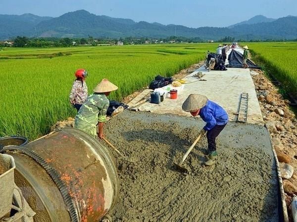 Làm đường giao thông nông thôn. (Ảnh minh họa: TTXVN)