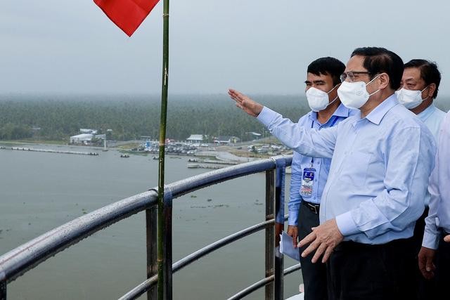 Thủ tướng Phạm Minh Chính: Công trình thủy lợi Cái Lớn - Cái Bé thể hiện sự thay đổi tư duy từ sản xuất nông nghiệp sang tư duy phát triển kinh tế nông nghiệp, từ tư duy chống đỡ sang tư duy chủ động. Ảnh: VGP/Nhật Bắc