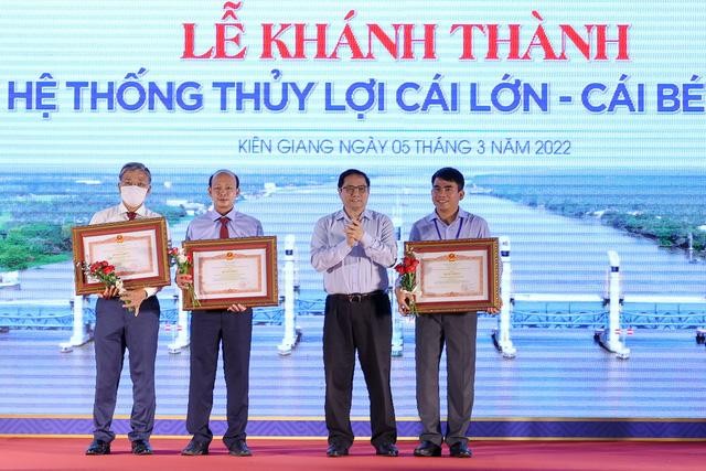 Thủ tướng Phạm Minh Chính trao Bằng khen của Thủ tướng Chính phủ cho các tập thể, cá nhân hoàn thành xuất sắc nhiệm vụ trong thực hiện dự án. Ảnh: VGP/Nhật Bắc