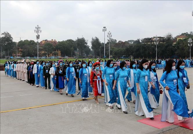 Các đại biểu vào Lăng viếng Chủ tịch Hồ Chí Minh.