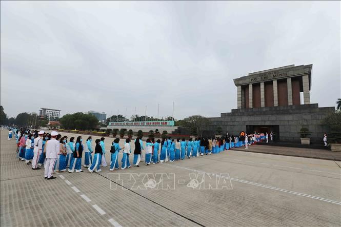 Các đại biểu vào Lăng viếng Chủ tịch Hồ Chí Minh.