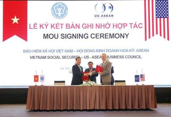 Tổng Giám đốc Bảo hiểm xã hội Việt Nam Nguyễn Thế Mạnh và Chủ tịch kiêm Tổng Giám đốc USABC ký Biên bản ghi nhớ hợp tác trong lĩnh vực thực hiện chính sách bảo hiểm y tế.