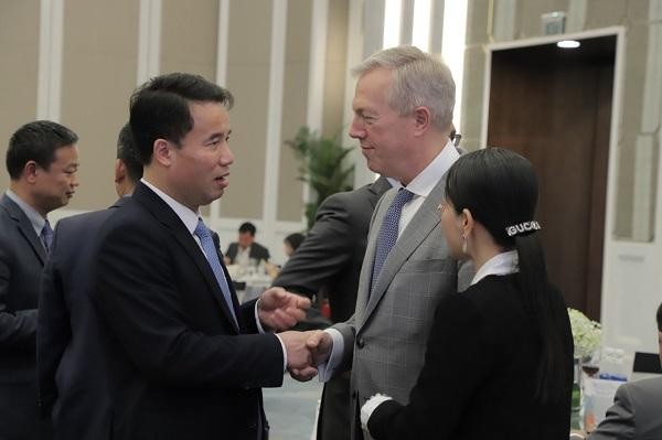 Tổng Giám đốc Bảo hiểm xã hội Việt Nam Nguyễn Thế Mạnh và Chủ tịch kiêm Tổng Giám đốc USABC trao đổi hợp tác tại buổi lễ.