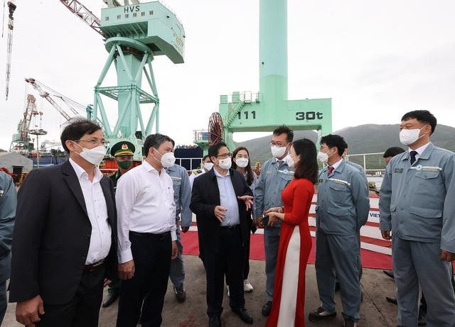 Thủ tướng cũng đề nghị Nhà máy Đóng tàu Hyundai tại Khu kinh tế Vân Phong làm tốt việc bảo vệ môi trường do khu vực này có tiềm năng và đang phát triển nhiều ngành nghề, lĩnh vực khác. Ảnh: VGP