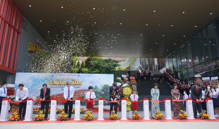 Đại diện Bộ Giáo dục và Đào tạo, lãnh đạo tỉnh Đồng Nai, Ban giám hiệu và học sinh trường SNA Marianapolis Bien Hoa Campus cùng cắt băng khánh thành trường ngày 17/3/2022