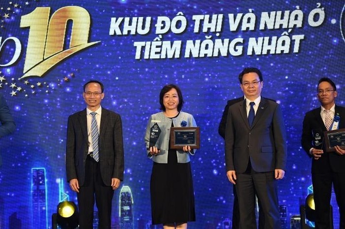 Đại diện BRGLand nhận giải “Top 10 Khu Đô Thị, Nhà Ở Tiềm Năng năm 2022”