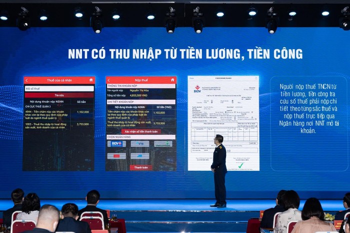 Đại diện Tổng cục Thuế thực hiện thao tác hướng dẫn nộp thuế trên eTax Mobile