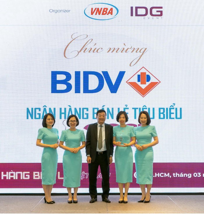 Đại diện BIDV nhận giải thưởng Ngân hàng Bán lẻ Tiêu biểu