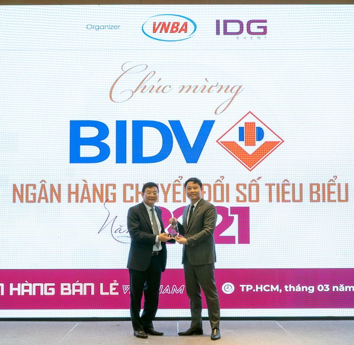 Đại diện BIDV nhận giải thưởng Ngân hàng Chuyển đổi số tiêu biểu