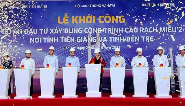 Các đại biểu thực hiện nghi thức khởi công dự án đầu tư xây dựng công trình cầu Rạch Miễu 2.