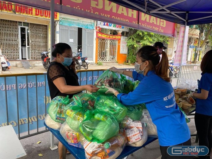 Quỳnh Anh tham gia hỗ trợ tình nguyện trong đợt cao điểm phòng, chống dịch Covid-19 (Ảnh: NVCC)