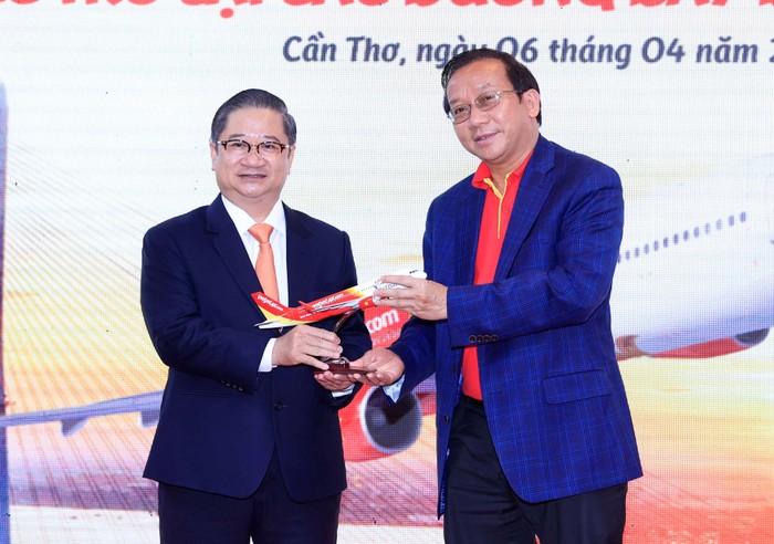 Phó Tổng giám đốc Vietjet Đỗ Xuân Quang và Chủ tịch Ủy ban nhân dân Thành phố Cần Thơ Trần Việt Trường (bên trái) tại buổi lễ