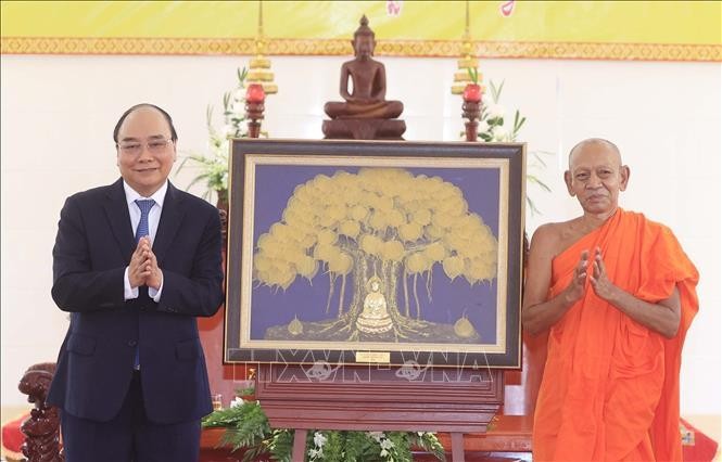 Chủ tịch nước Nguyễn Xuân Phúc tặng quà lưu niệm cho Học viện Phật giáo Nam tông Khmer. Ảnh: Thống Nhất/TTXVN