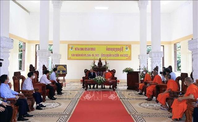 Chủ tịch nước Nguyễn Xuân Phúc nói chuyện với các vị chư tăng của Học viện Phật giáo Nam tông Khmer