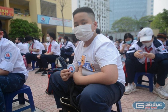 Em Dương Minh Hiếu, học sinh lớp 6 A2, chia sẻ em rất vui mừng vì được gặp bạn bè, thầy cô, nhiều bạn em đã nói bất chuyện qua màn hình nhỏ nhưng hôm nay em đã không nhận ra bạn, các bạn rất vui vẻ hòa đồng nên em không khó khăn khi bắt chuyện.