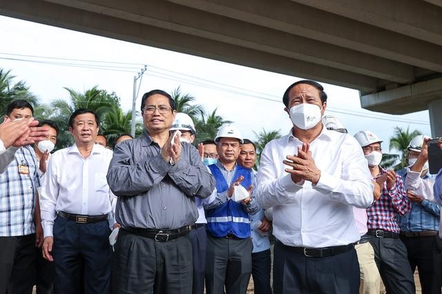 Thủ tướng Phạm Minh Chính, Phó Thủ tướng Lê Văn Thành kiểm tra dự án cầu Mỹ Thuận 2 trong những ngày cuối kỳ nghỉ Tết Nguyên đán Nhâm Dần - Ảnh: VGP/Nhật Bắc