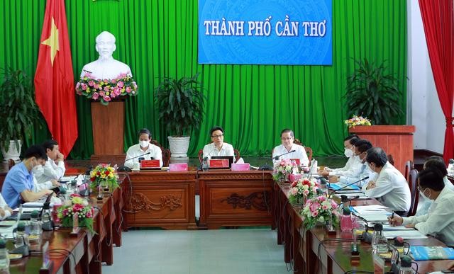 Phó Thủ tướng Vũ Đức Đam mong muốn Thành phố Cần Thơ mạnh dạn thí điểm những mô hình đột phá về quản trị, tự chủ trong trường phổ thông - Ảnh: VGP/Đình Nam