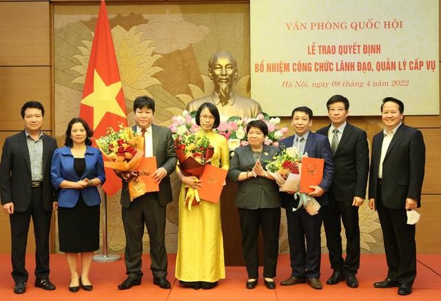 Chủ nhiệm Ủy ban Xã hội Nguyễn Thúy Anh và Phó Chủ nhiệm Văn phòng Quốc hội Phạm Đình Toản trao quyết định và chúc mừng các đồng chí mới được bổ nhiệm.