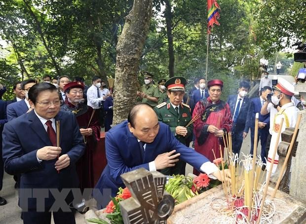 Chủ tịch nước Nguyễn Xuân Phúc cùng Lãnh đạo Đảng, Nhà nước dâng hương tại Lăng Vua Hùng. (Ảnh: Thống Nhất/TTXVN)