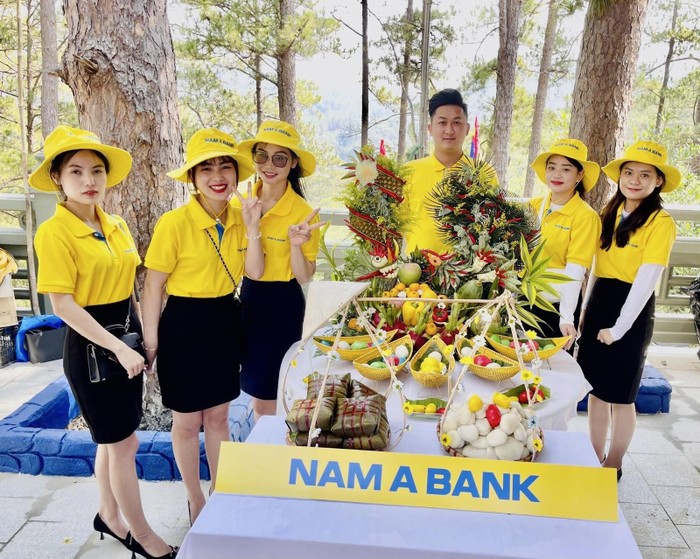 Cán bộ nhân viên Nam A Bank tham gia cuộc thi trang trí Mâm lễ vật với chủ đề “Bản sắc Việt Nam” – một trong những hoạt động thú vị tại Lễ hội.