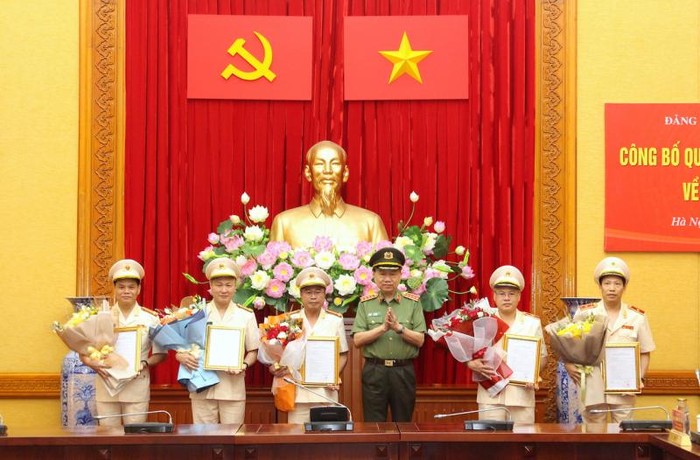 Bộ trưởng Tô Lâm trao các quyết định của Bộ Chính trị cho các đồng chí được chỉ định tham gia Đảng ủy, Ban Thường vụ Đảng ủy Công an Trung ương, nhiệm kỳ 2020 - 2025. Ảnh CAND