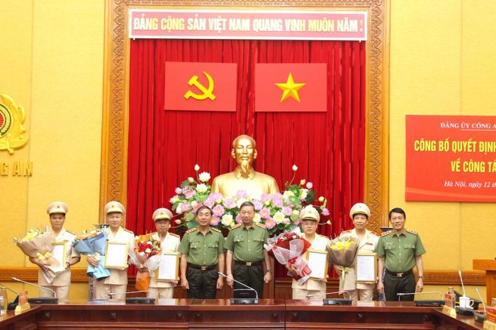 Bộ trưởng Tô Lâm với các đồng chí trong Ban Thường vụ Đảng ủy Công an Trung ương chúc mừng các đồng chí được chỉ định giữ chức vụ mới. Ảnh CAND