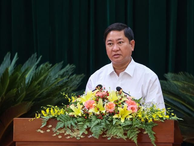 Chủ tịch Uỷ ban nhân dân tỉnh Ninh Thuận Trần Quốc Nam trình bày báo cáo tại cuộc làm việc - Ảnh: VGP/Nhật Bắc