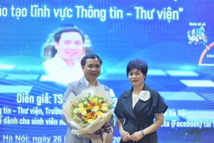 Tiến sĩ Lê Thanh Huyền tặng hoa cảm ơn diễn giả tại buổi chia sẻ