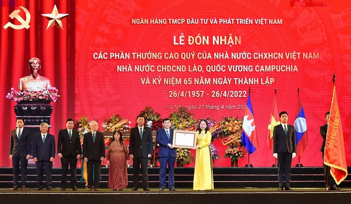 Phó Chủ tịch nước Cộng hòa xã hội chủ nghĩa Việt Nam Võ Thị Ánh Xuân trao Quyết định tặng thưởng Huân chương Lao động hạng Ba cho đại diện Lãnh đạo BIDV