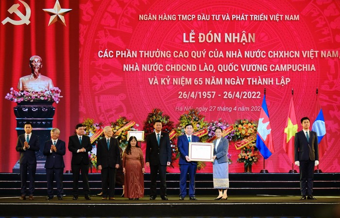 Phó Chủ tịch nước Cộng hòa dân chủ nhân dân Lào Pany Yathotou trao Quyết định tặng thưởng Huân chương Phát triển hạng Nhì cho đại diện Lãnh đạo BIDV