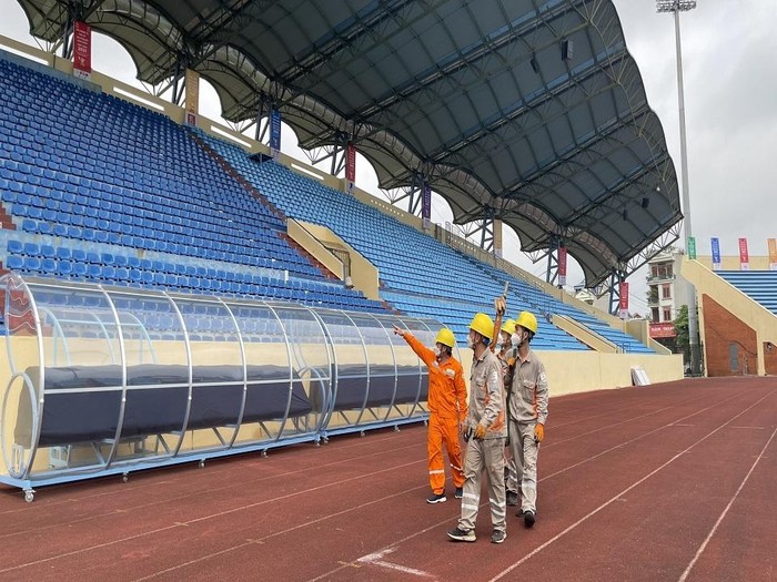 Điện lực thành phố Nam Đinh kiểm tra hệ thống điện trong khu vực sân vận động Thiên Trường