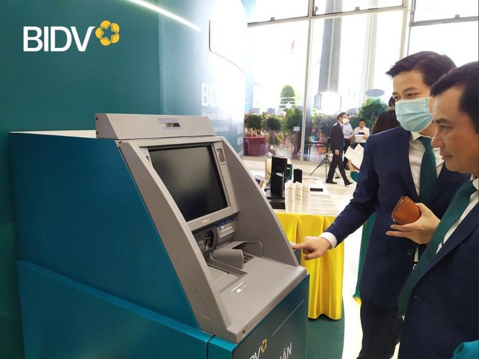 Khách hàng trải nghiệm rút tiền trên máy ATM bằng CCCD chip