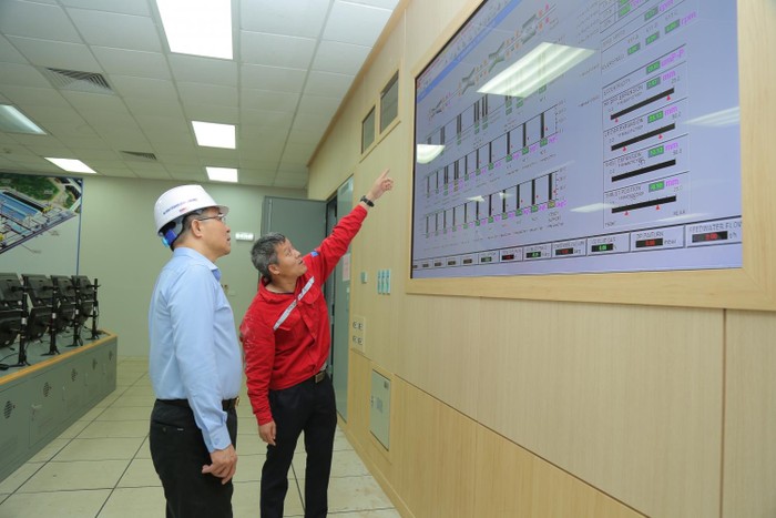 Tổng Giám đốc Petrovietnam Lê Mạnh Hùng kiểm tra tình hình vận hành của turbine Tổ máy số 1 tại Nhà điều khiển Trung tâm Nhà máy Nhiệt điện Thái Bình 2.