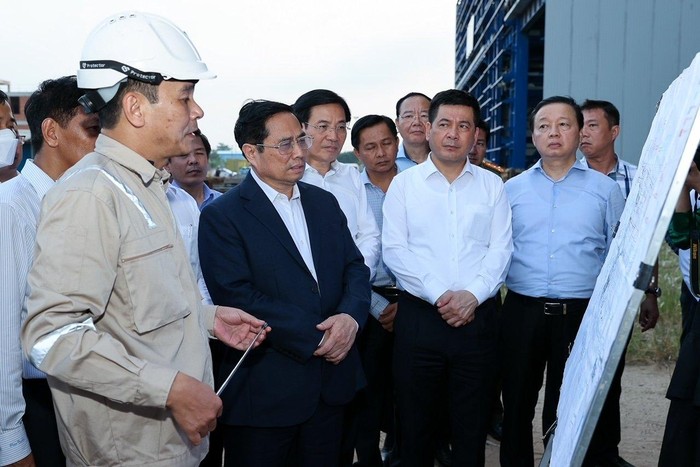 Thủ tướng Chính phủ Phạm Minh Chính thị sát và động viên cán bộ, người lao động trên công trường dự án Nhà máy Nhiệt điện Long Phú 1.