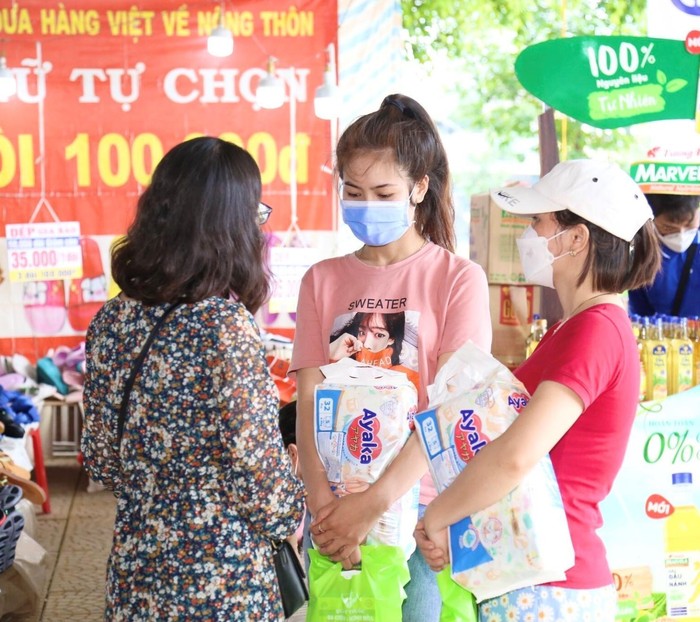 Chị Nguyễn Thị Liễu và Nguyễn Thị Duyên vui mừng khi nhận quà cho con