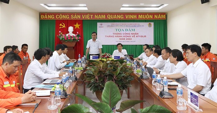 Phó Tổng giám đốc EVNNPT – Bùi Văn Kiên phát biểu tại tọa đàm