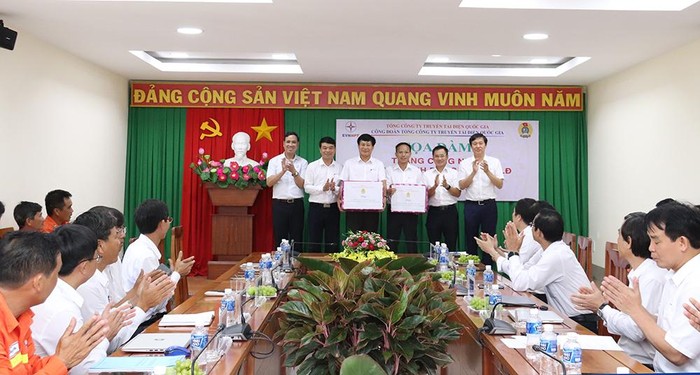 Lãnh đạo EVNNPT và Công đoàn EVNNPT tặng quà Công ty Truyền tải điện 3 và Ban Quản lý dự án các công trình điện miền Trung